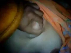 Cô gái tóc vàng phim xet nguoi dep nhat cúi người yêu của mình